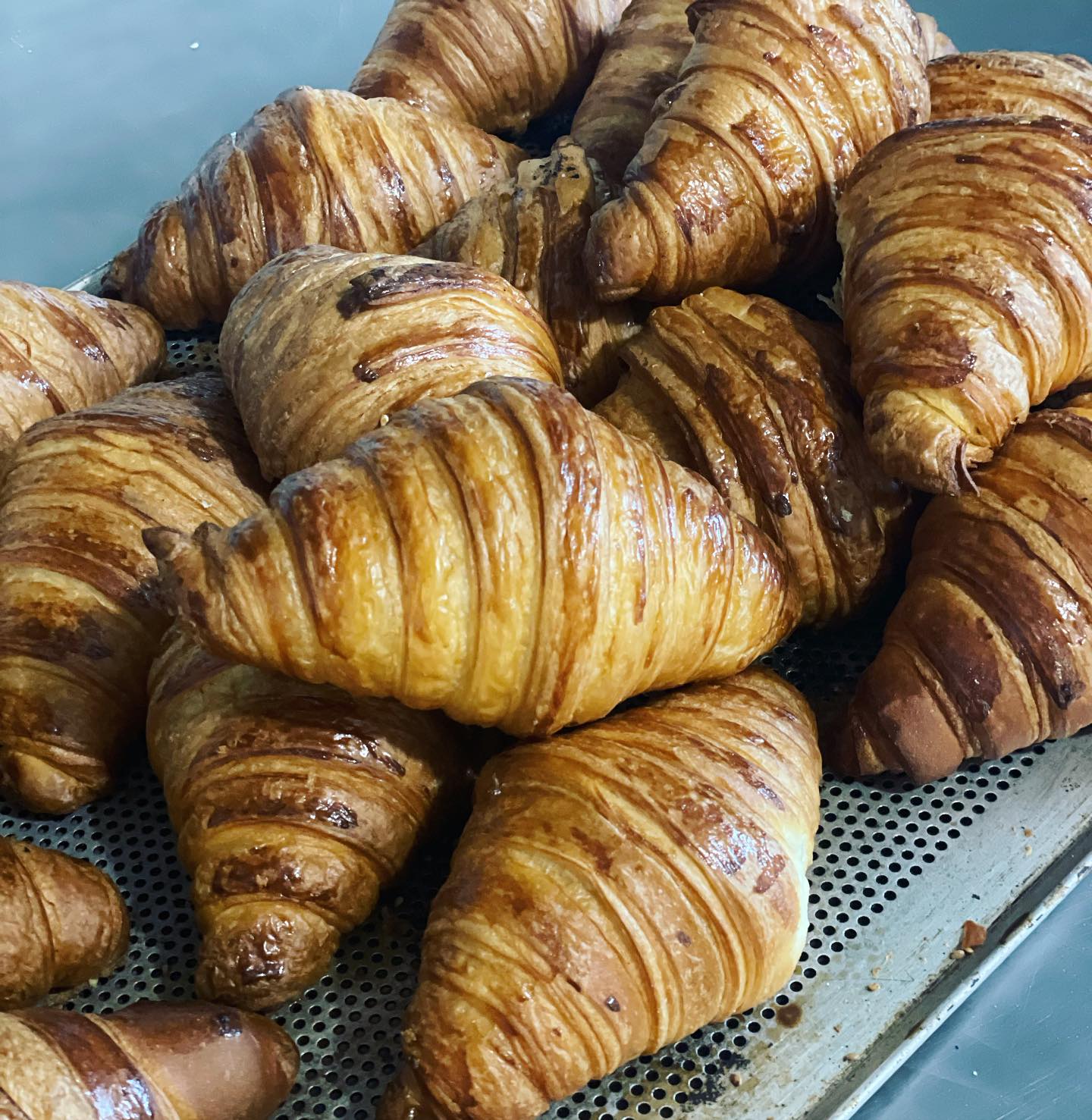 Kroasana me gjalpë të pjekur në furrë – Saç Bakery