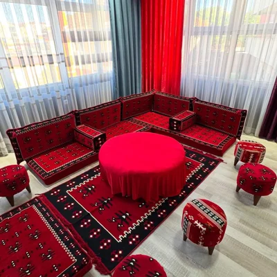 Set oriental minderësh të kuq me tepih