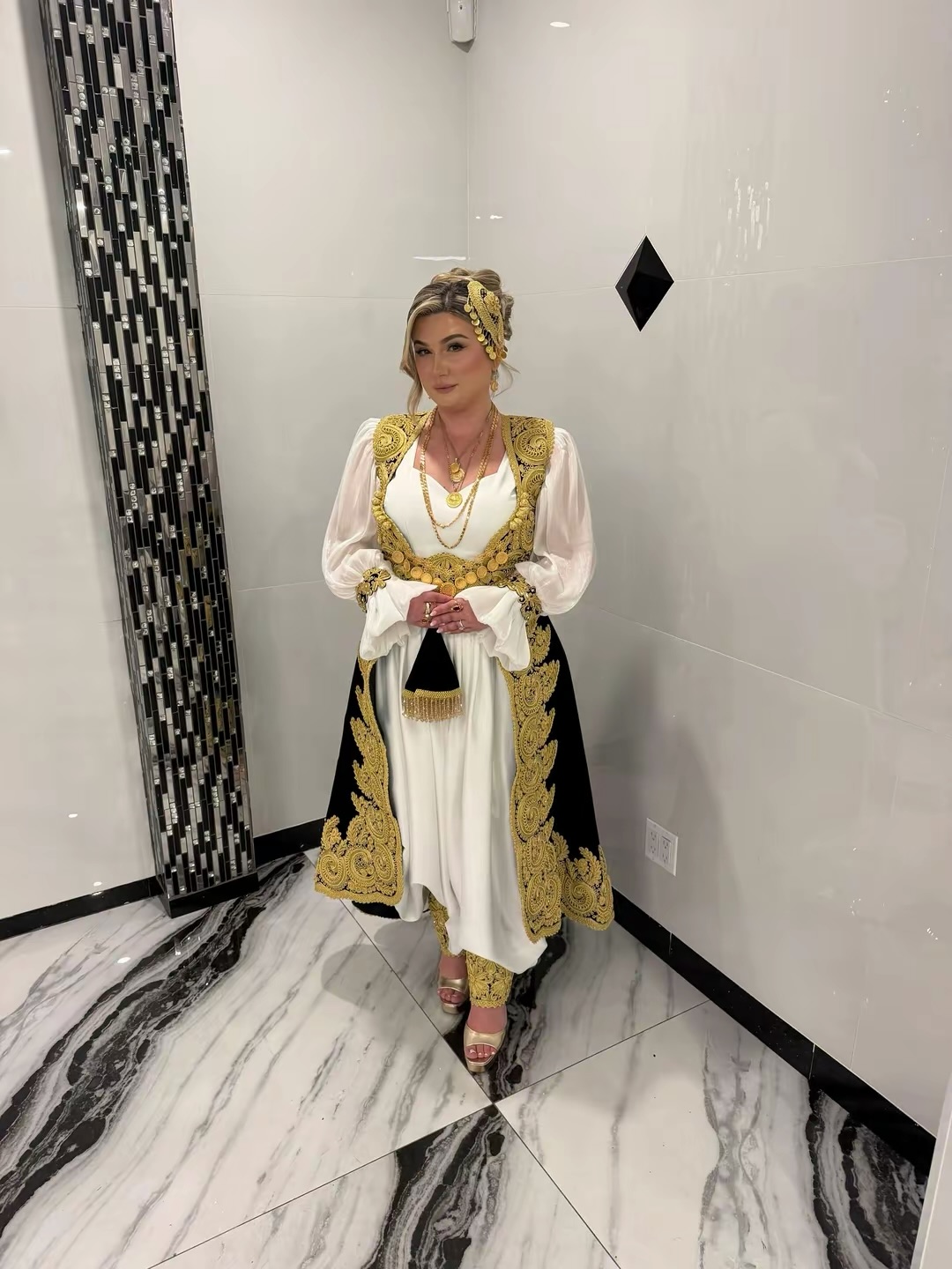 Veshje tradicionale e bardhë me xhurdi të zezë – Sallon Nusërie Orgesi