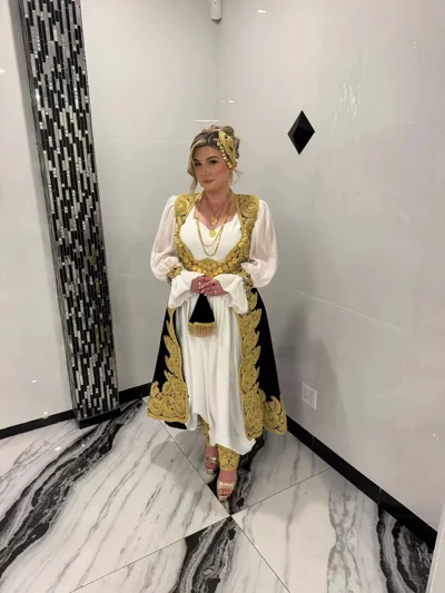 Veshje tradicionale e bardhë me xhurdi të zezë