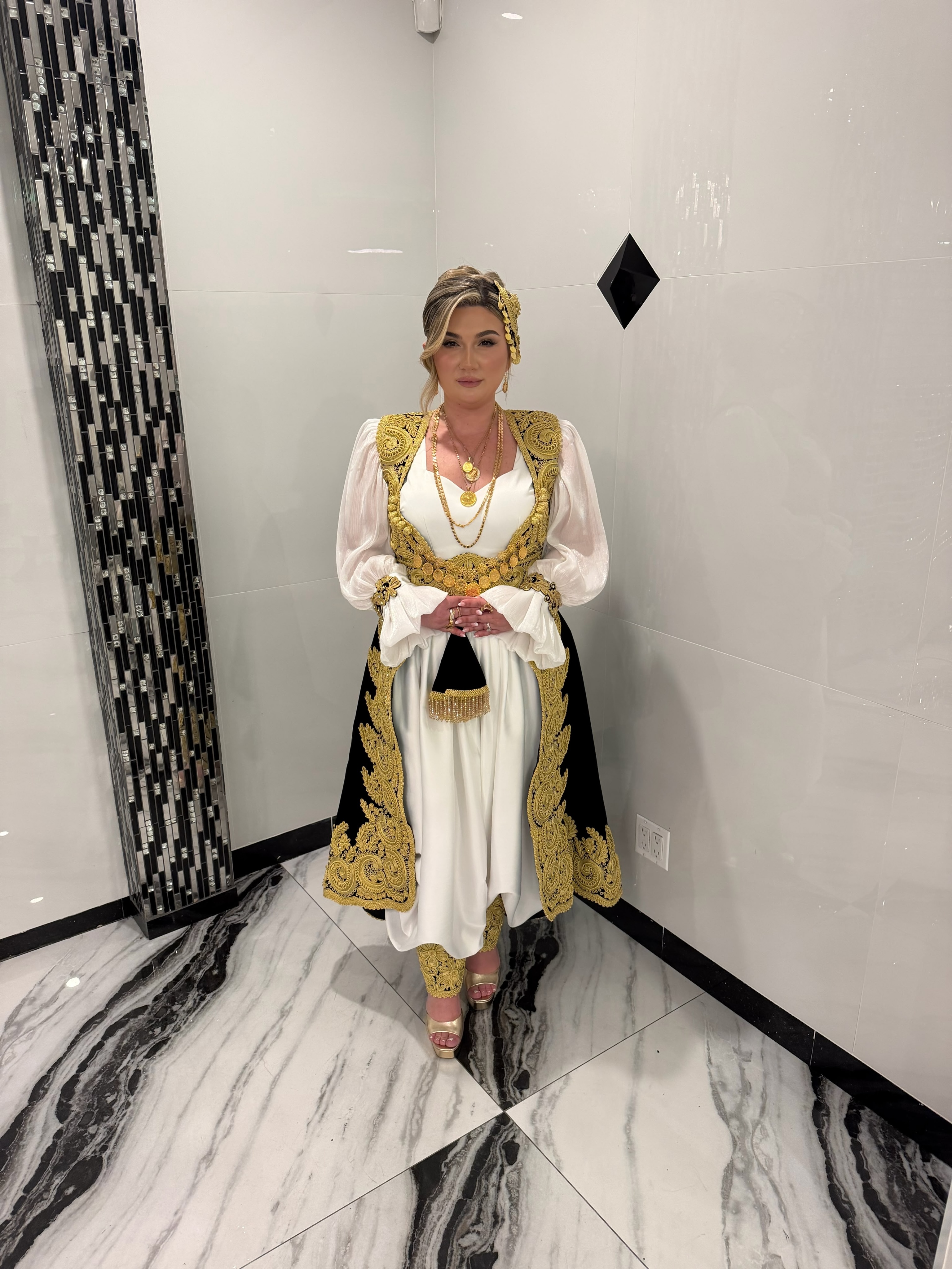 Veshje tradicionale e bardhë me xhurdi të zezë – Sallon Nusërie Orgesi (2)