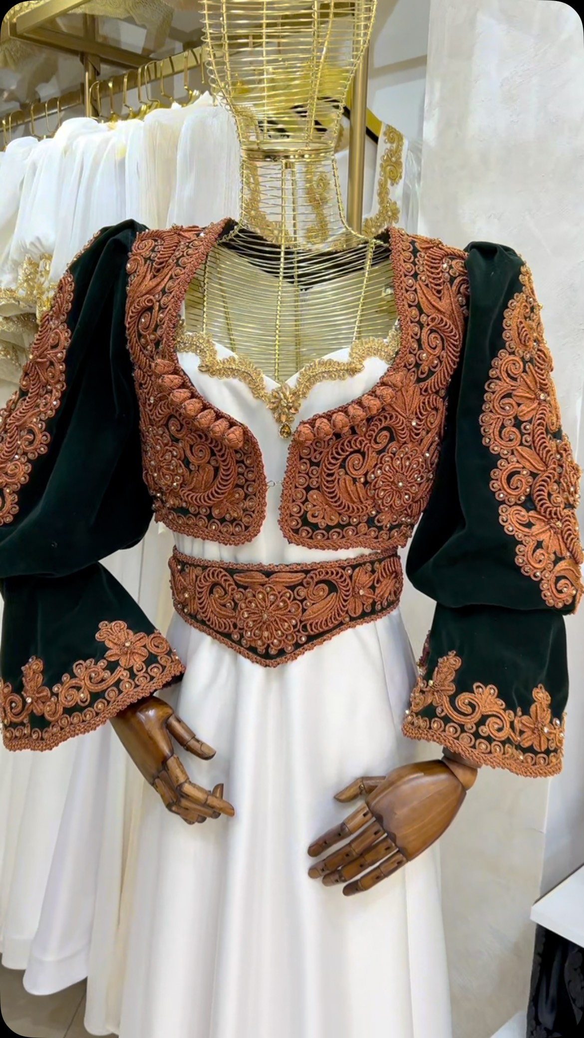 Veshje tradicionale e bardhë me xhaketë jeshile – Sallon Nusërie Orgesi