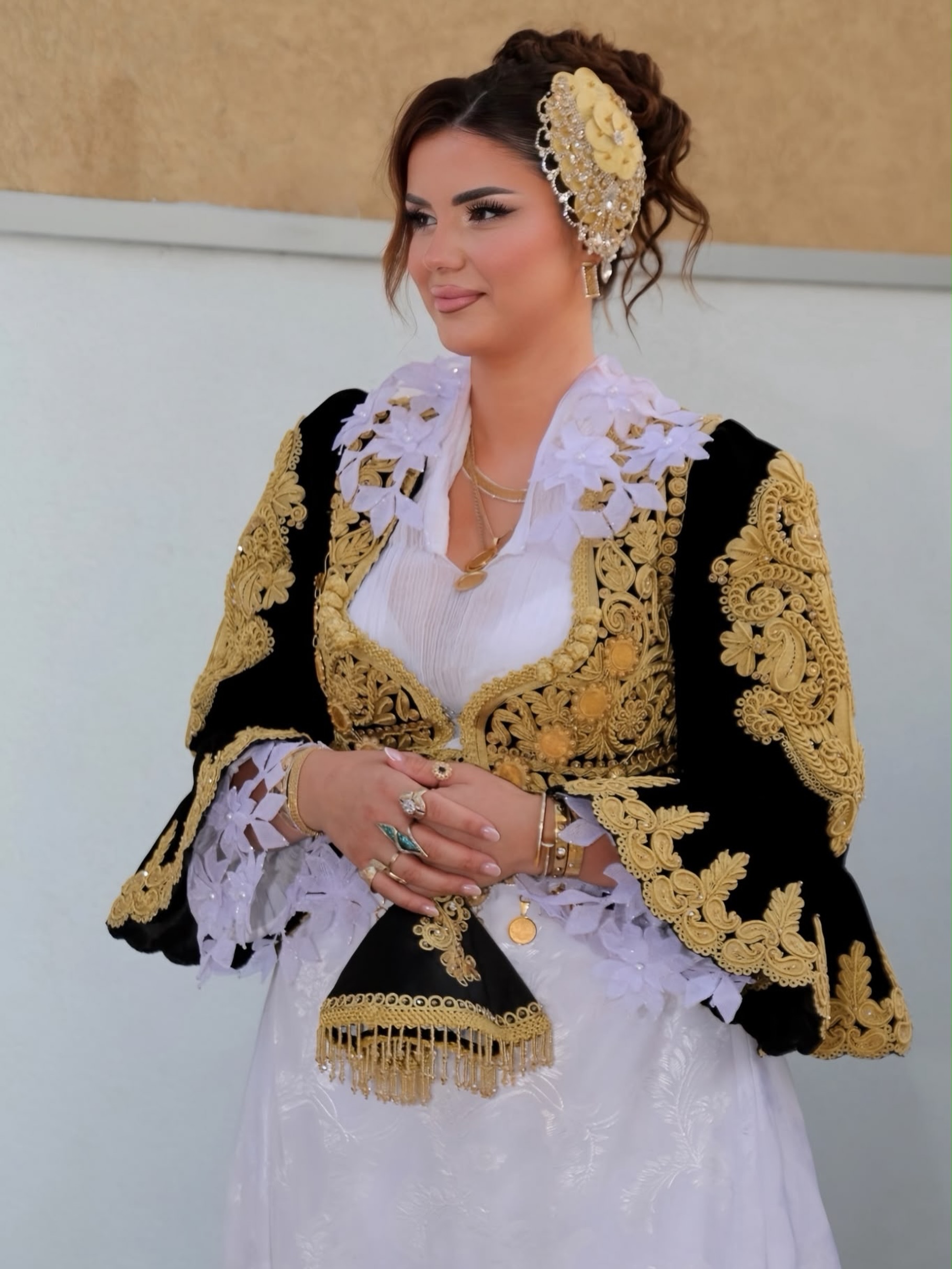 Veshje tradicionale e bardhë me xhaketë të zezë – Sallon Nusërie Orgesi