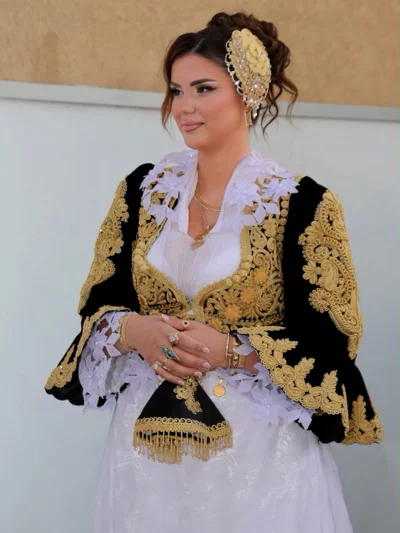 Veshje tradicionale e bardhë me xhaketë të zezë