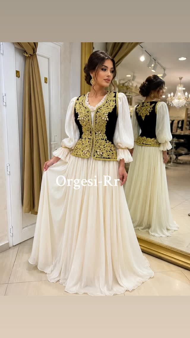 Fustan tradicional krem me jelek të zi e ari – Sallon Nusërie Orgesi
