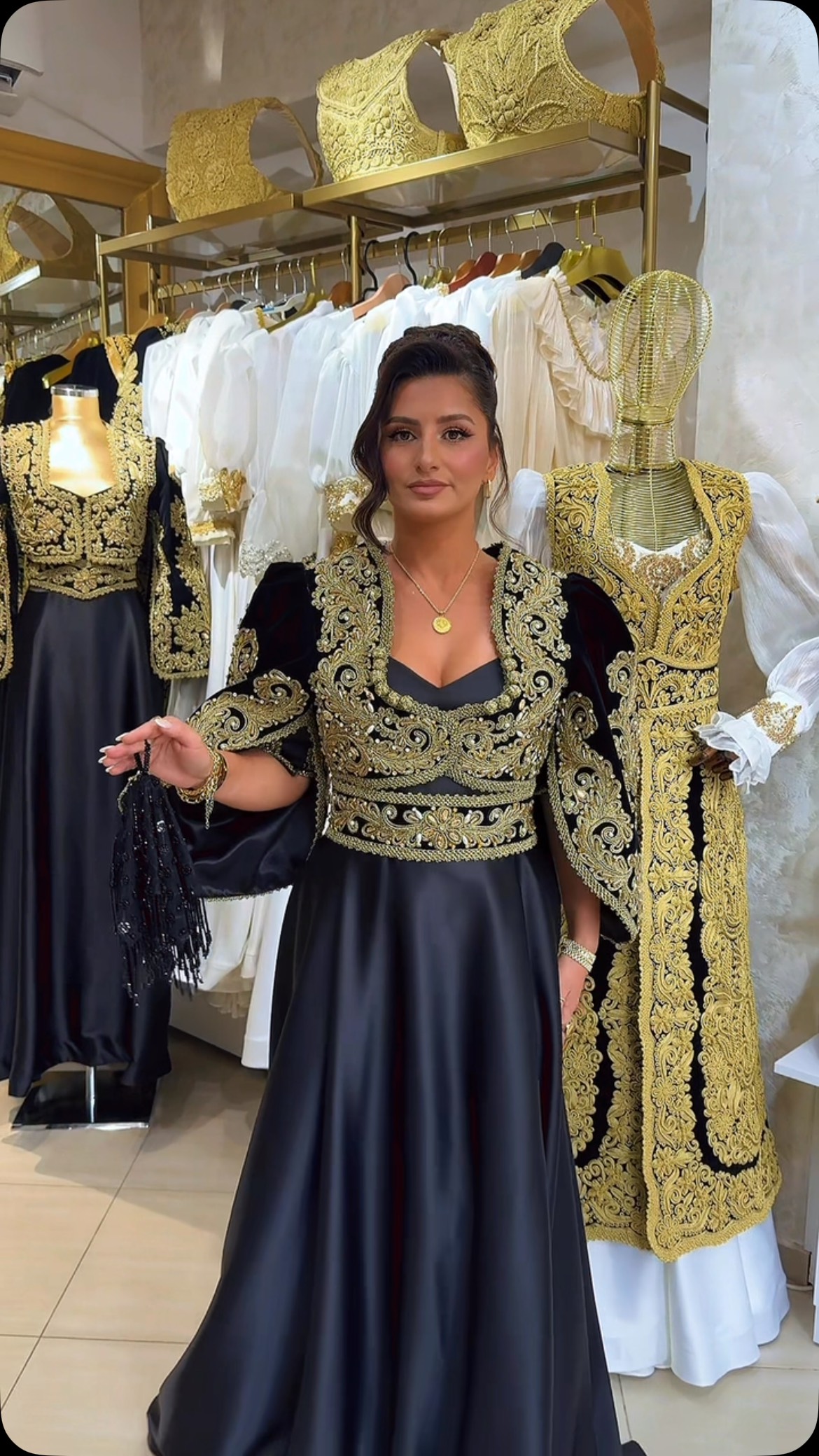 Fustan tradicional i zi me xhaketë ari – Sallon Nusërie Orgesi