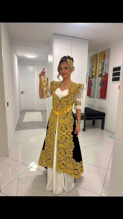 Xhurdi e zezë me qëndisje ari për nuse