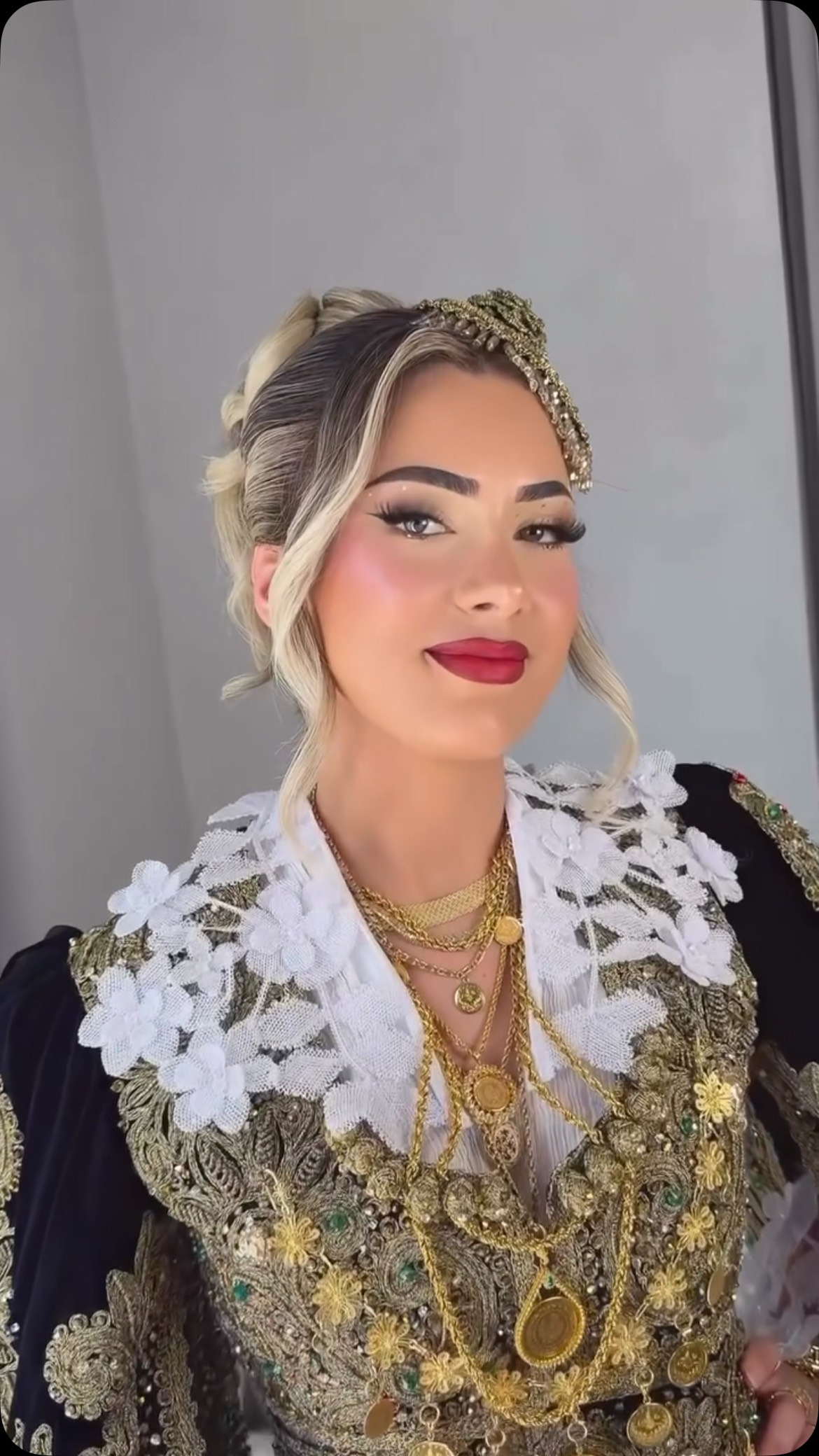 Veshje tradicionale e zezë me jakë dantelle – Sallon Nusërie Orgesi