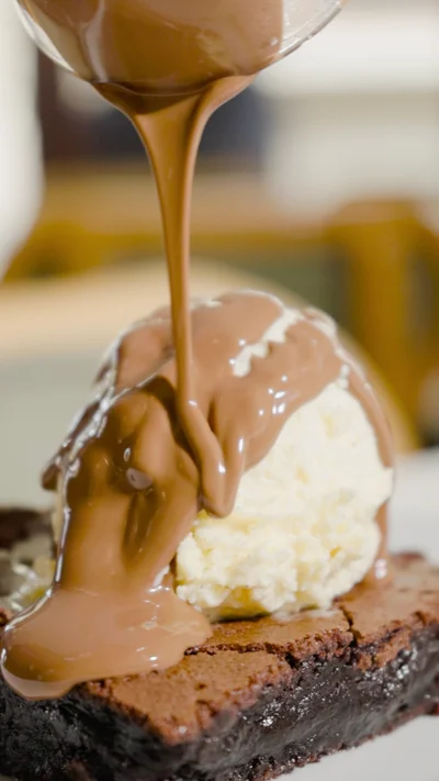 Brownie me akullore dhe çokollatë
