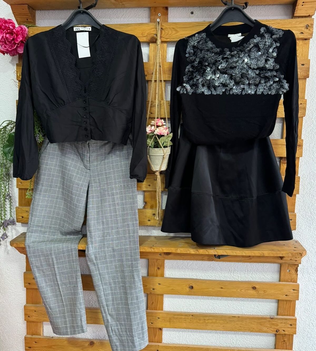 Triko gri, xhaketë xhinse dhe xhinse të zeza – Second Store | Mitrovicë (2)