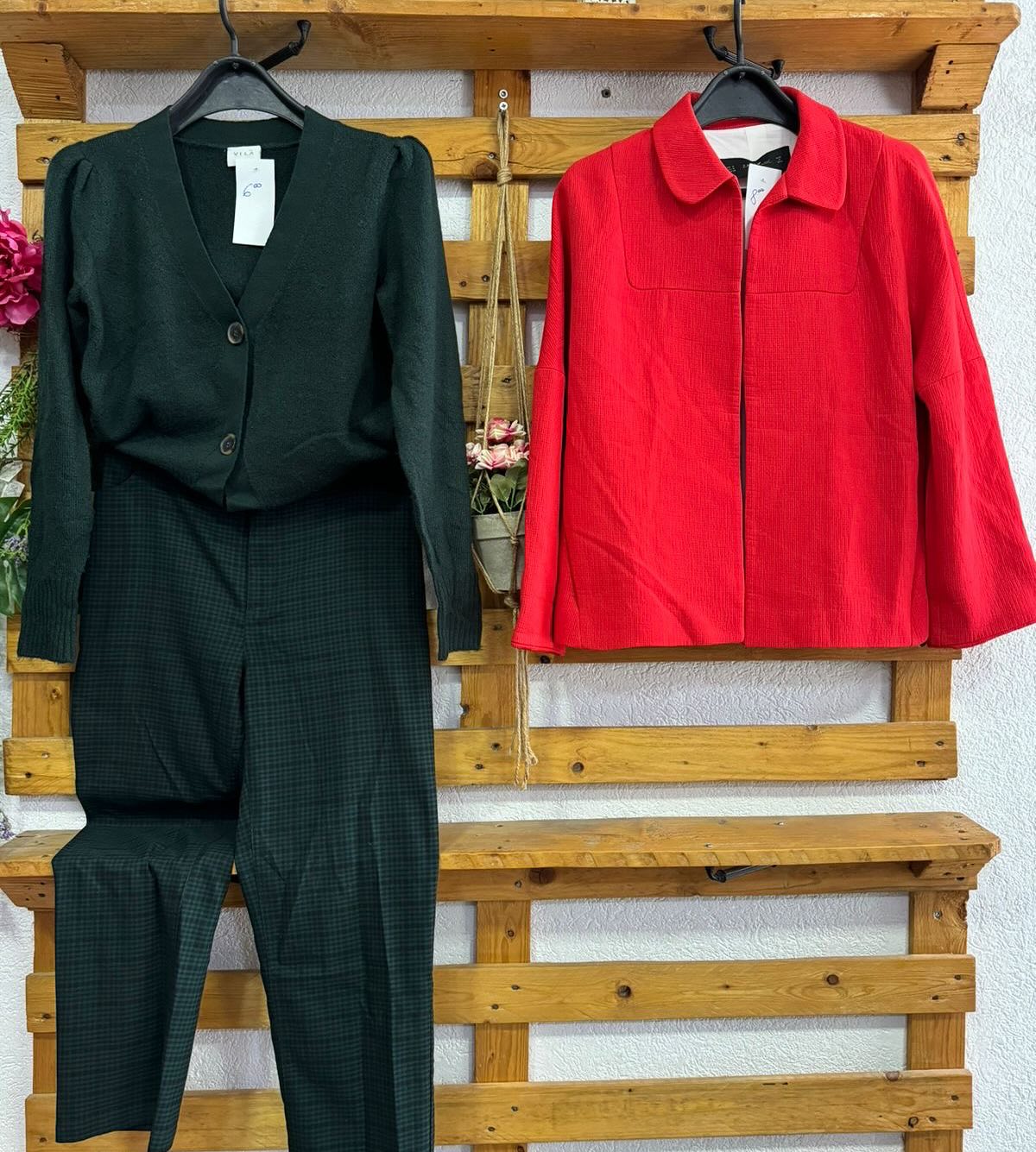 Triko gri, xhaketë xhinse dhe xhinse të zeza – Second Store | Mitrovicë (4)