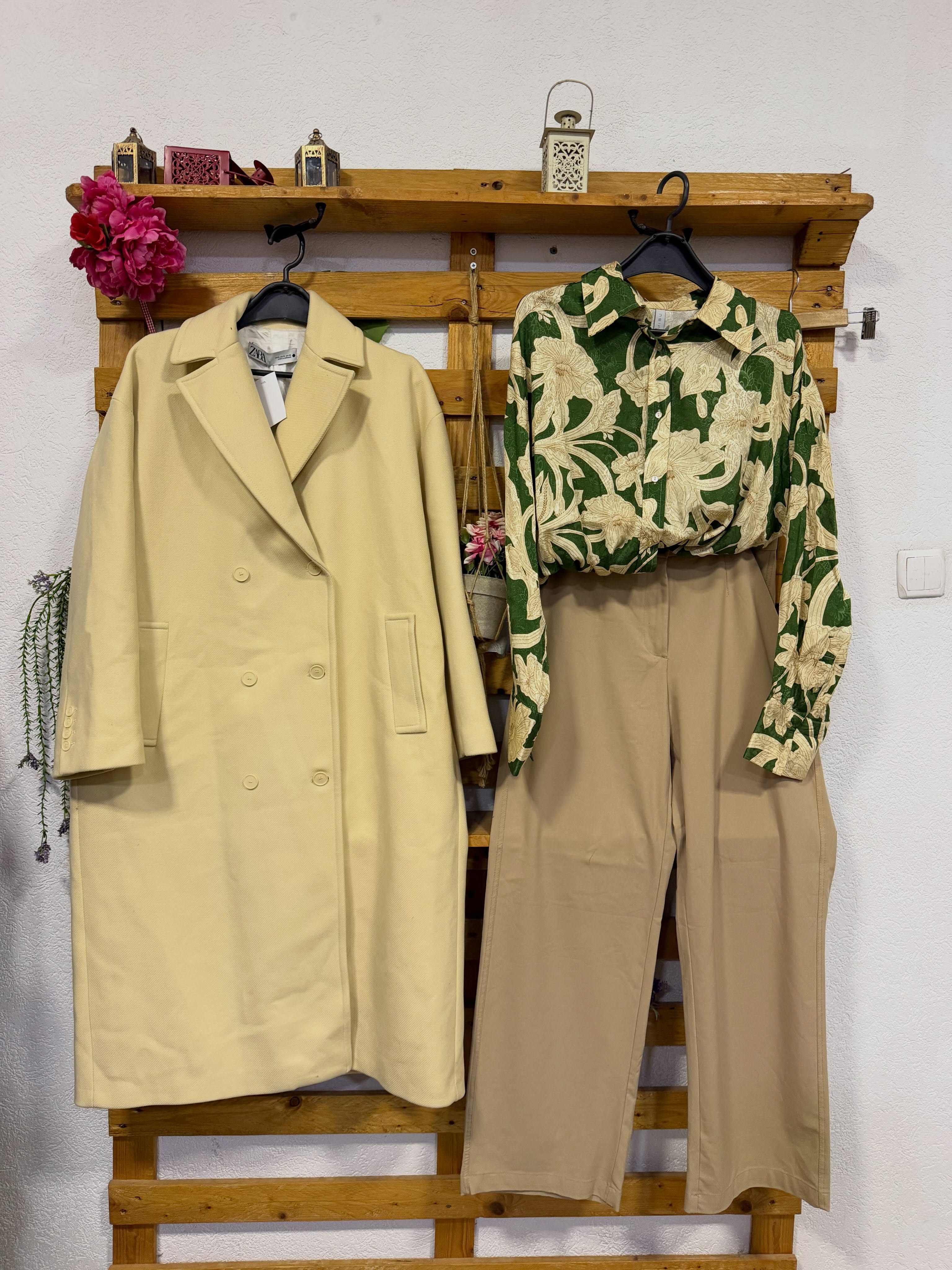 Pallto bezhë dhe këmishë me print me pantallona – Second Store | Mitrovicë