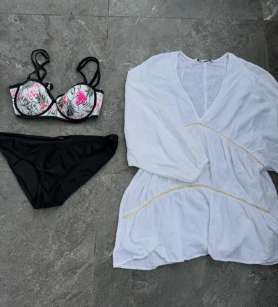 Bikini dhe tunikë e bardhë plazhi