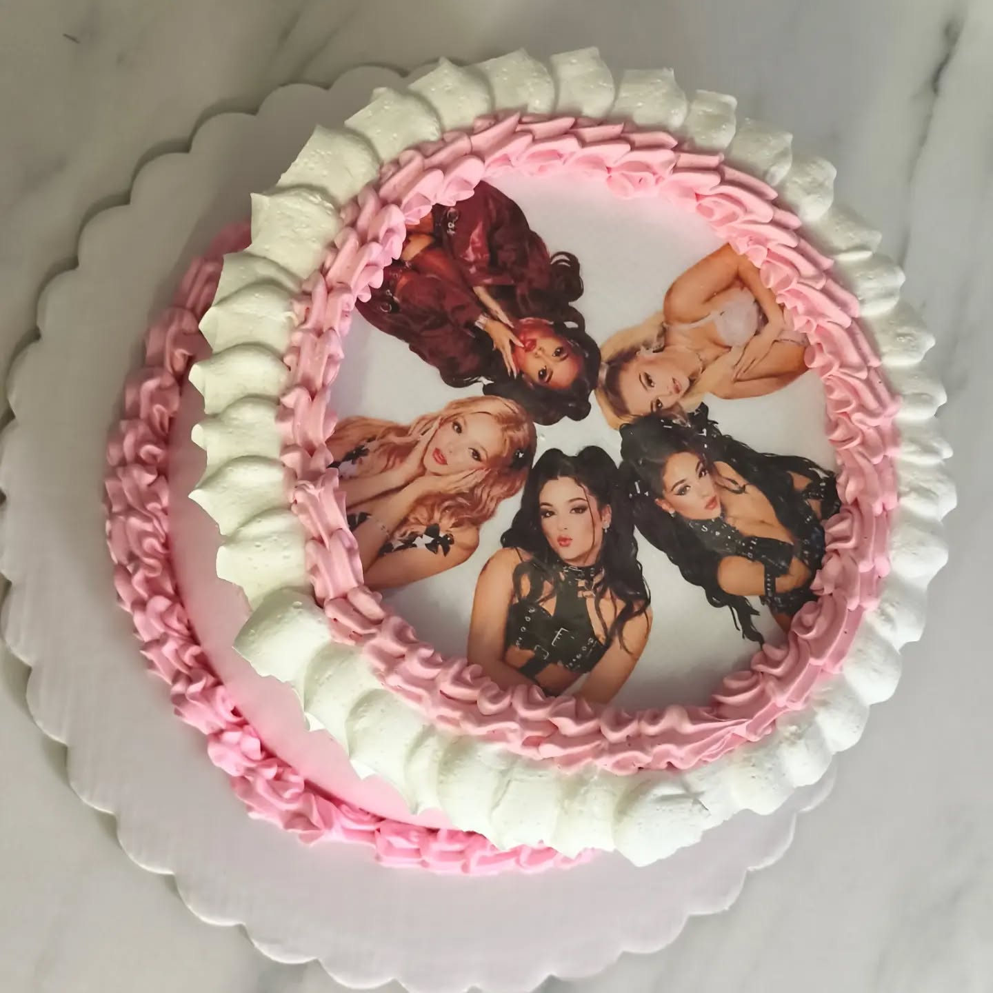Tortë rozë me foto KATSEYE – SEKINA cakes