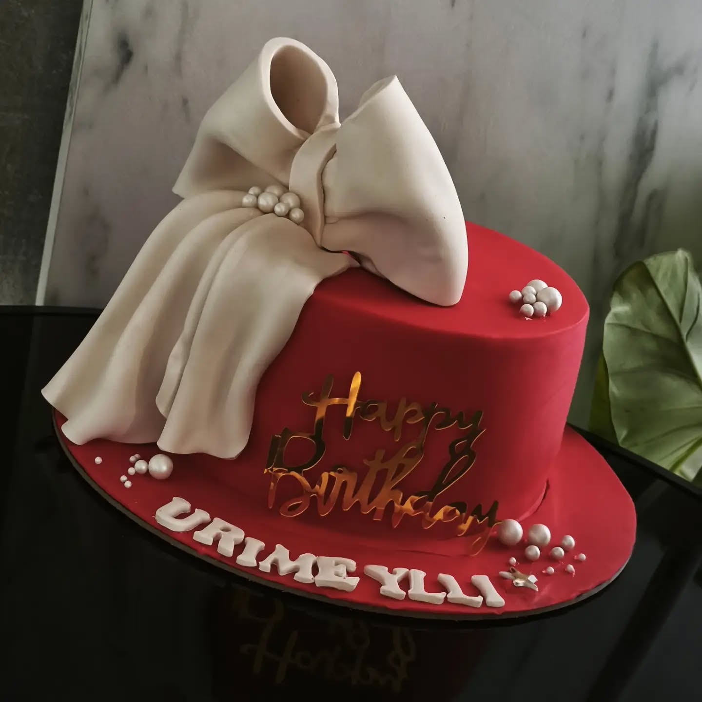 Tortë e kuqe në formë kapele me fjongo – SEKINA cakes