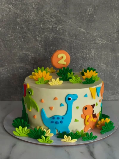 Tortë ditëlindjeje me dinozaurë për 2 vjeç
