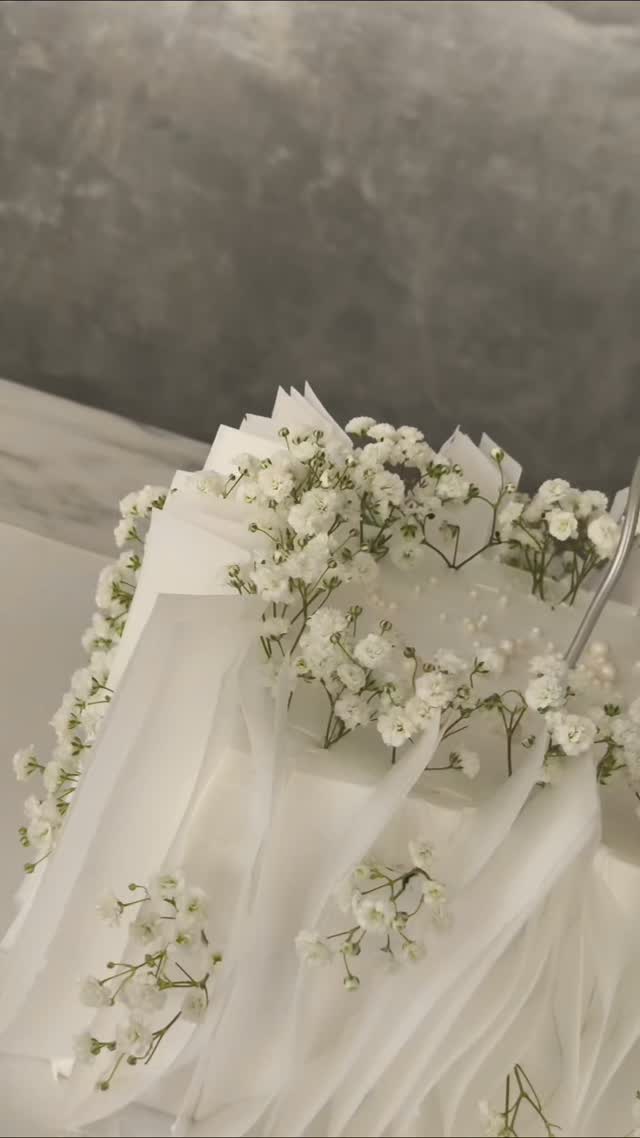 Tortë e bardhë me lule për 30 persona – SEKINA cakes