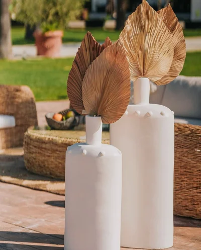 Vazo dekorative të bardha me gjethe palme