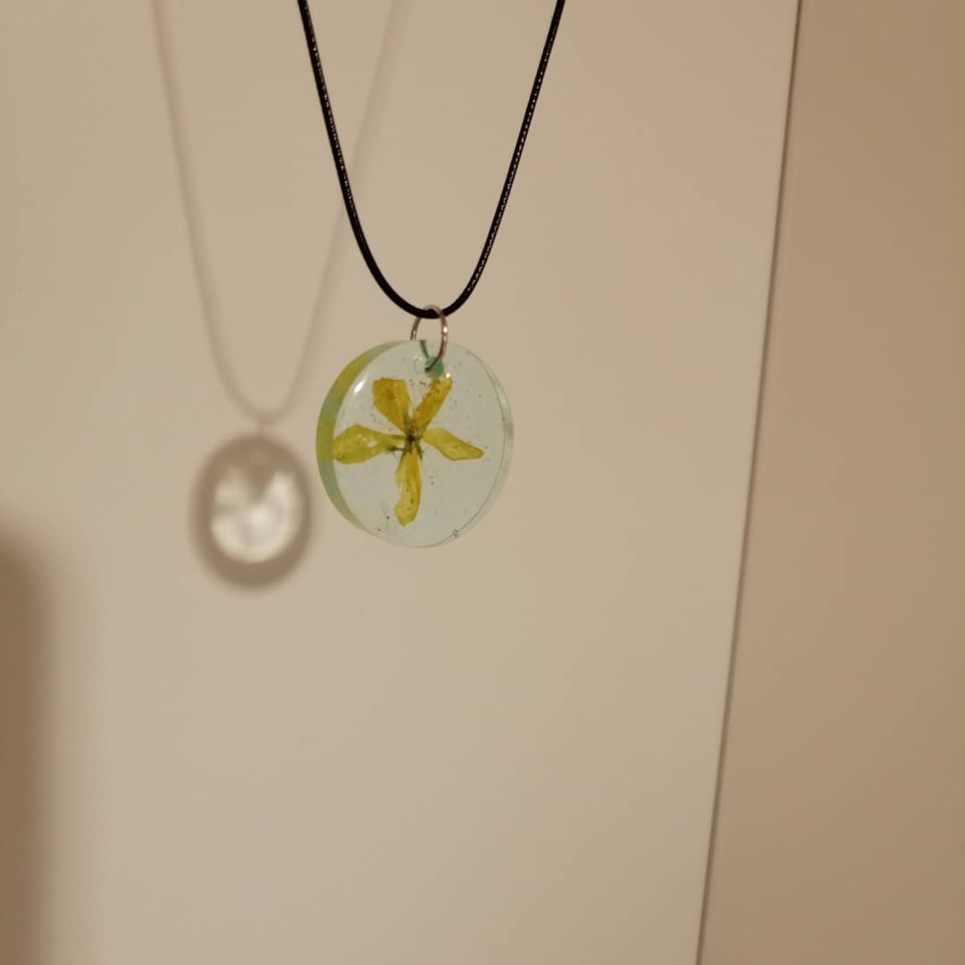 Gjerdan për femra me lule të verdhë në rrëshirë – Prishtina Online Shop