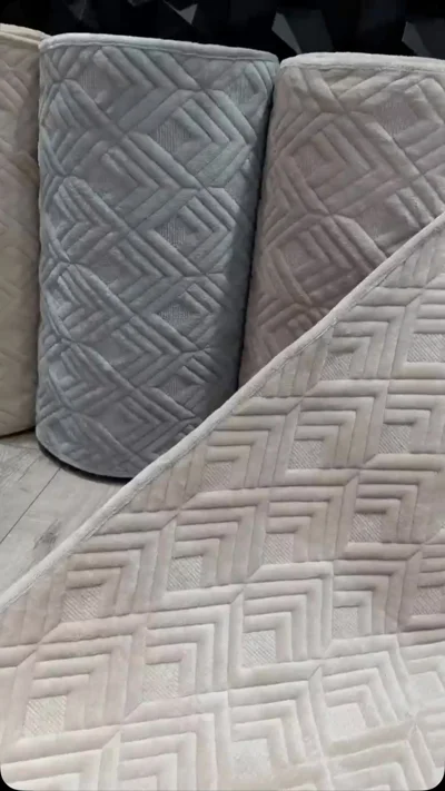 Mbulesë shtrati e qepur gri dhe krem