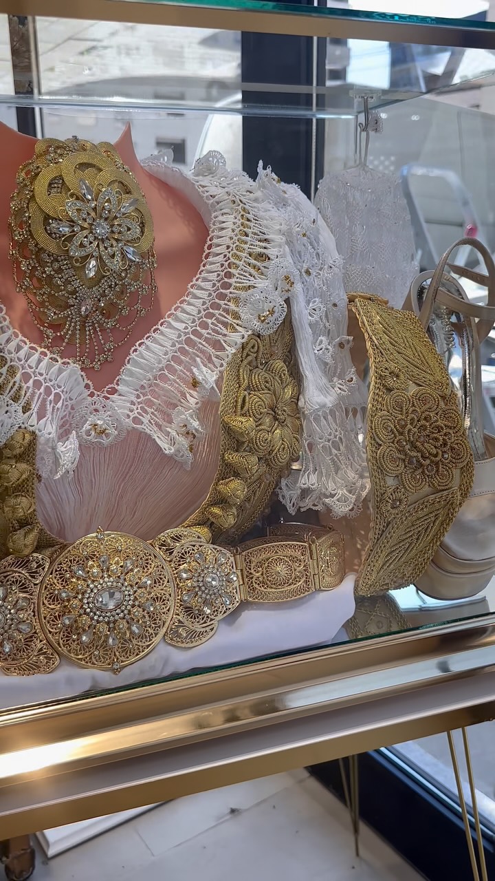 Kuti xhami me veshje tradicionale për nuse – SHTËPIA E DEKOREVE