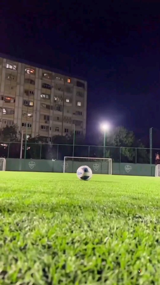 Fushë futbolli me top në mbrëmje – Atlete ORIGINALE