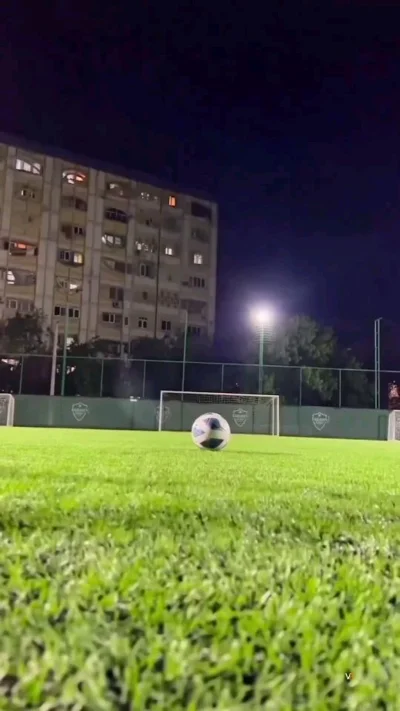 Fushë futbolli me top në mbrëmje