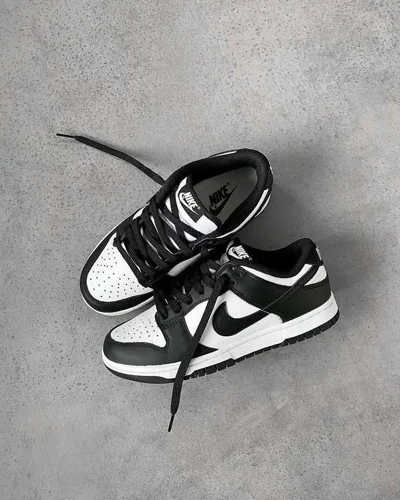 Atlete Nike të zeza me të bardha