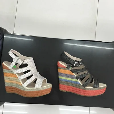 Sandale femrash me platformë shumëngjyrëshe