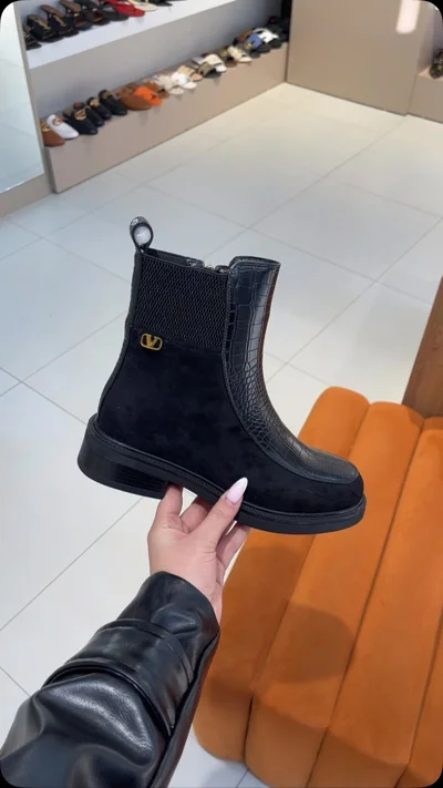 Çizme të shkurtra të zeza për femra