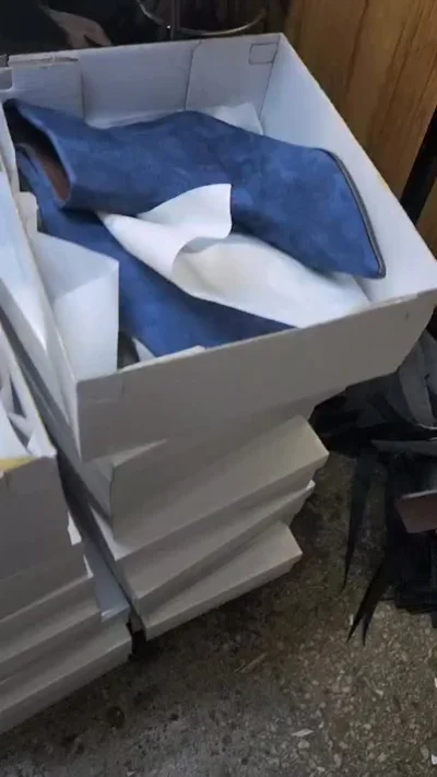 Çizme me takë prej kamoshi blu
