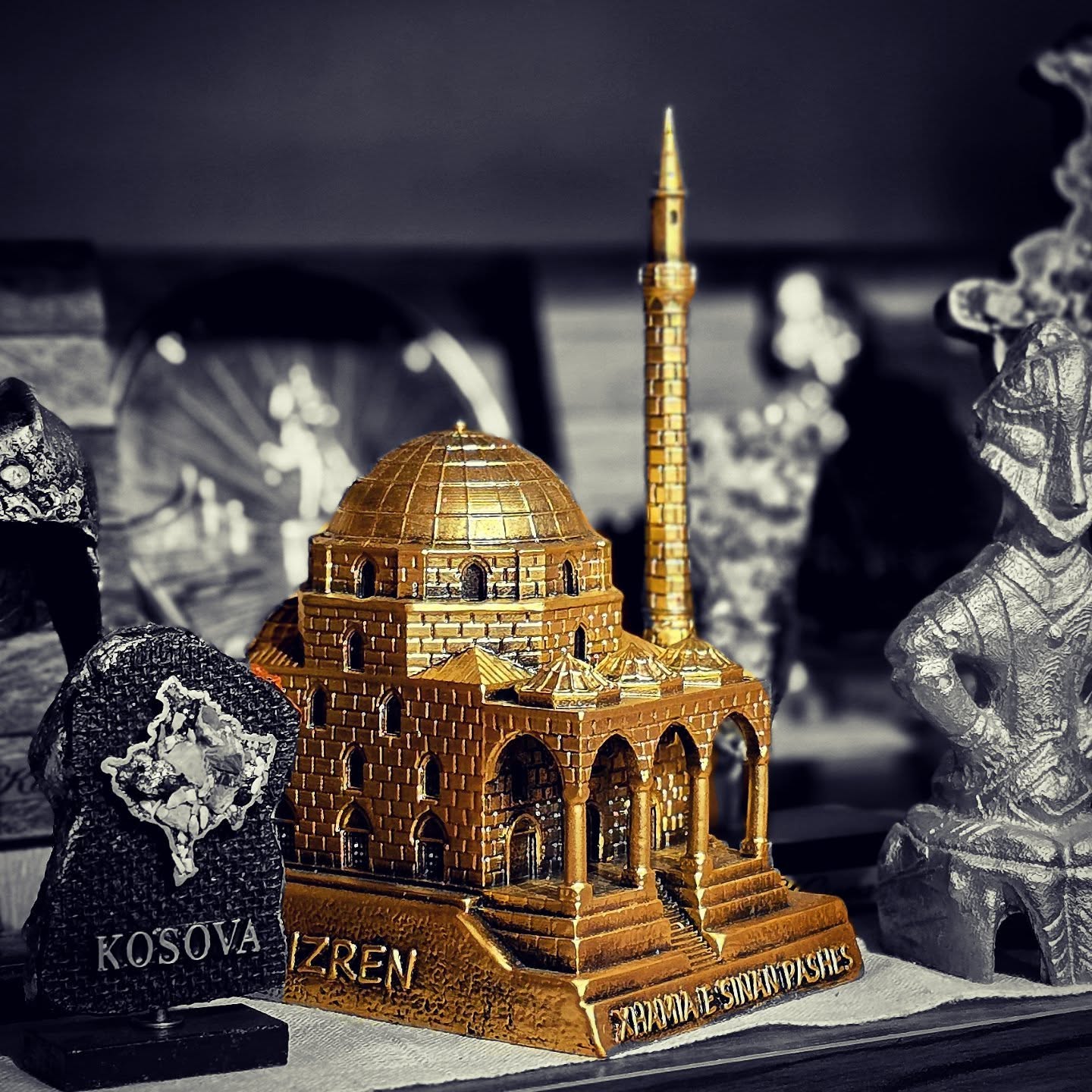 Maketë e Xhamisë së Sinan Pashës në Prizren – Souvenir Shop Avenue
