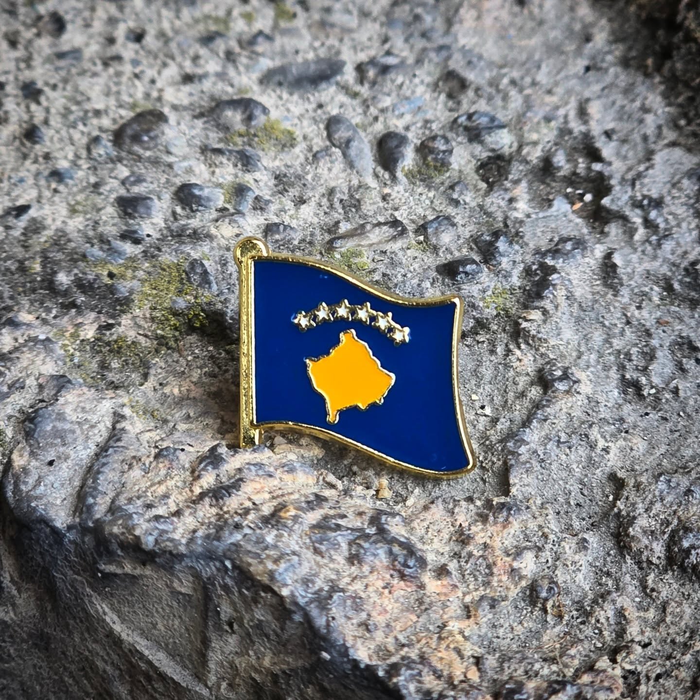 Karfica me motive të Kosovës – Souvenir Shop Avenue