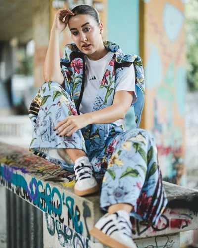 Set adidas me motive lulesh për femra