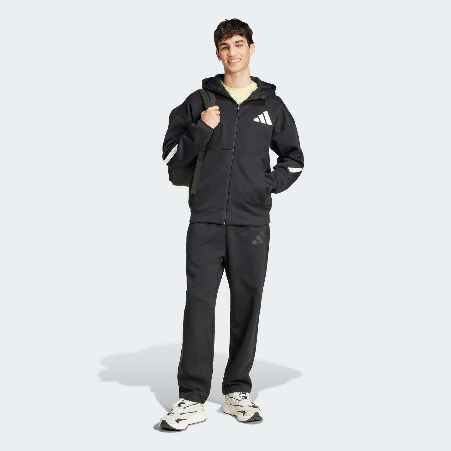 Tuta Adidas e zezë me kapuç – Sport Store Prishtina