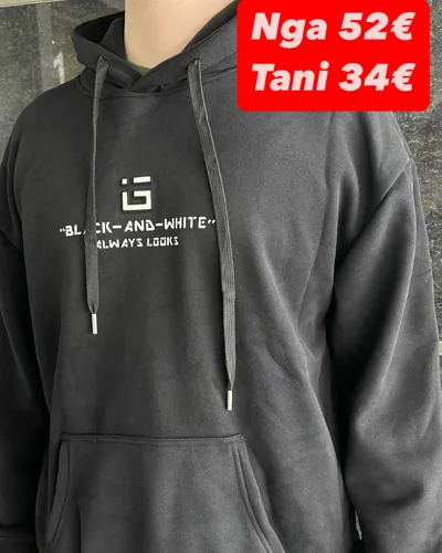 Duks gri i errët me kapuç dhe mbishkrim