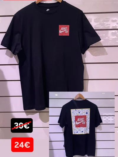 Maicë Nike e zezë me logo të kuqe