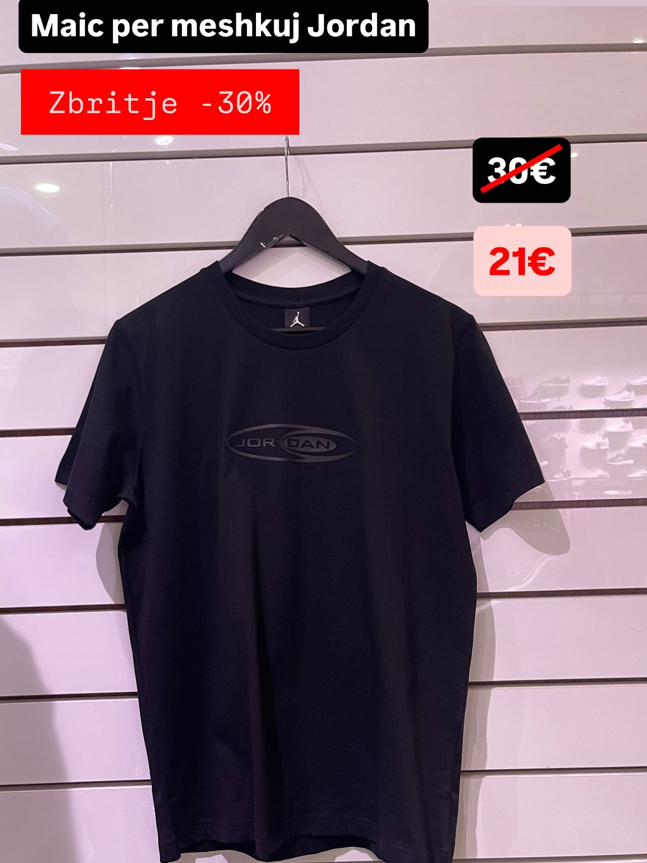 Maicë Nike e zezë me logo të kuqe – Sport Store Prishtina (4)