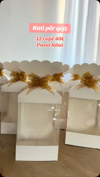 Kuti të bardha për qejz me fjongo ari