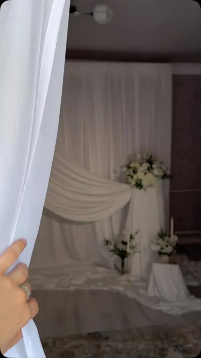 Dekor me perde të bardha dhe lule