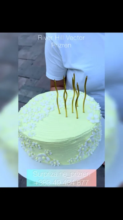 Tortë e bardhë me qirinj nga shoqet
