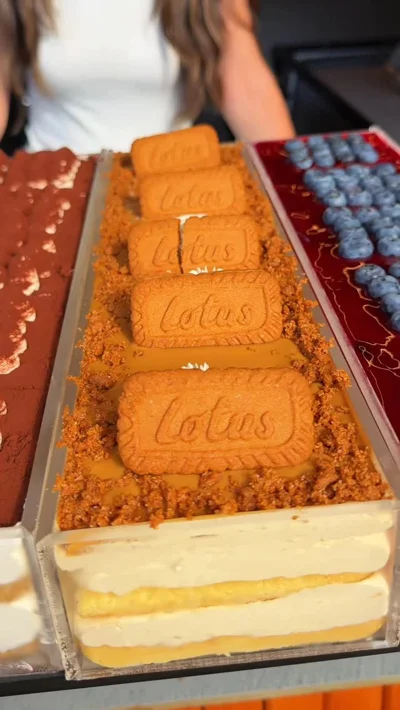 Tortë Lotus dhe ëmbëlsira të freskëta