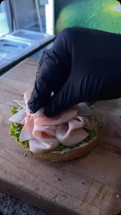 Bagel me gjel deti, djathë dhe perime