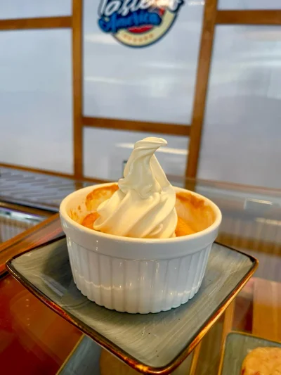 Peach cobbler me pjeshkë