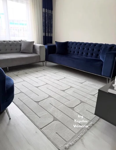 Tepih gri i çelët me motive gjeometrike