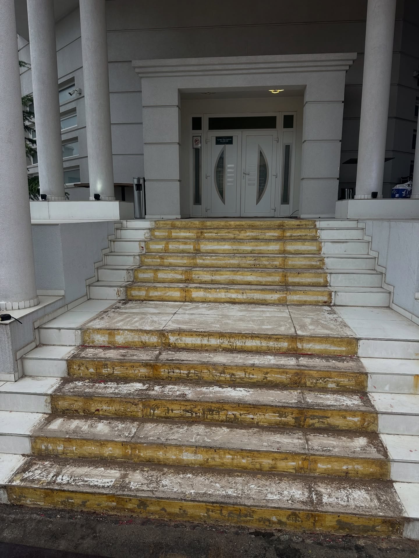 Tepison i kuq për shkallë hyrëse – Tepisona & PVC (2)