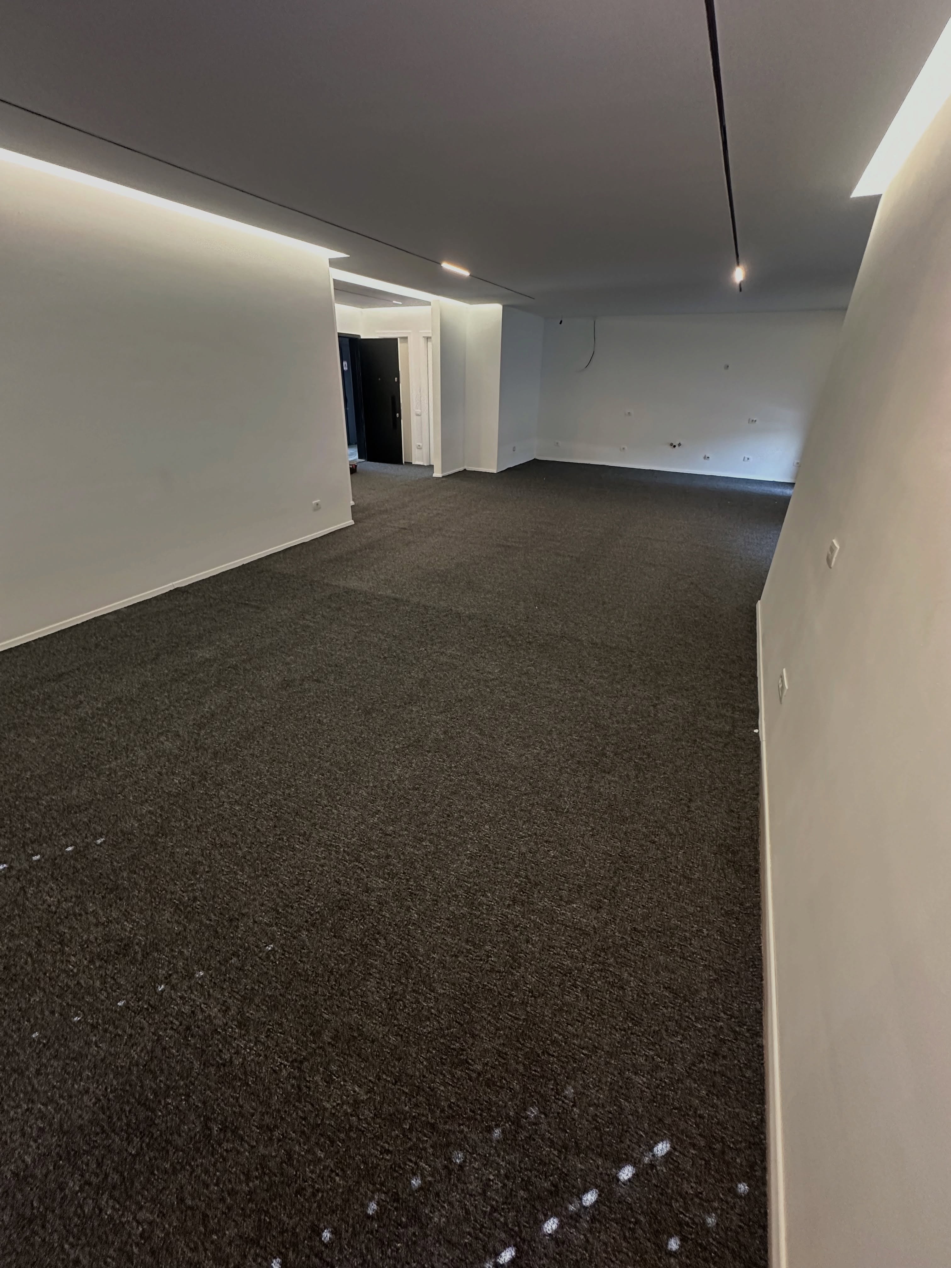 Tepison gri i errët i shtruar në sallë – Tepisona & PVC