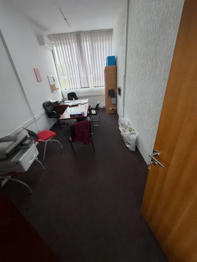 Tepison me gomë për shkolla dhe biznese