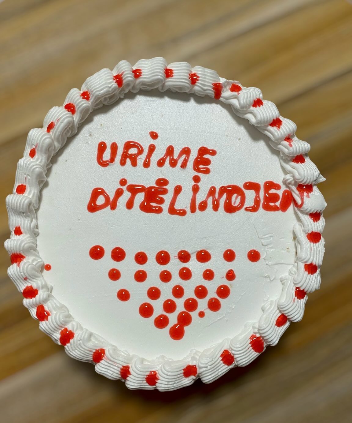 Tortë e bardhë ditëlindjeje me zemra të kuqe – Torteria
