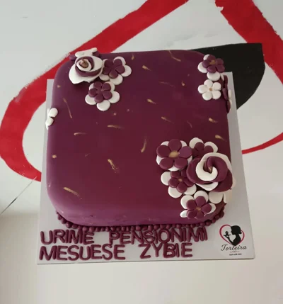 Tortë vjollcë për pension me lule